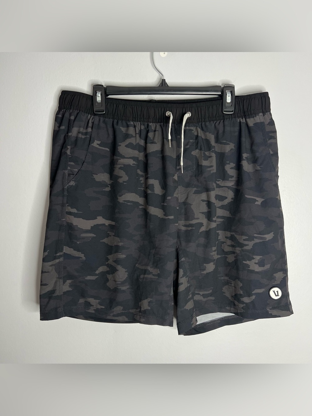 Vuori Kore Shorts 7 Inch Inseam Lined Shorts Mens XXL Black Camo V302
